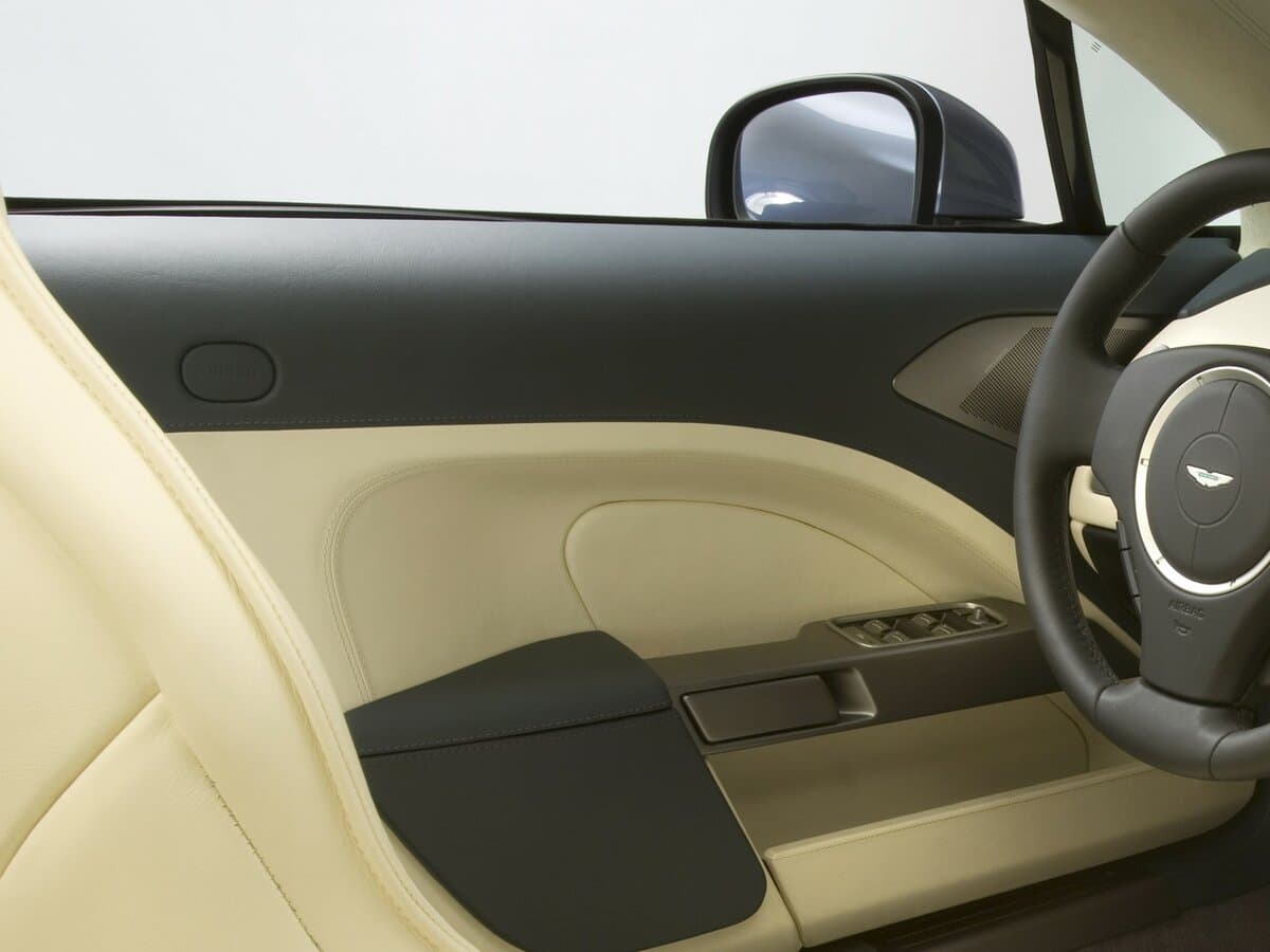 Aston Martin Rapide I — Qapı