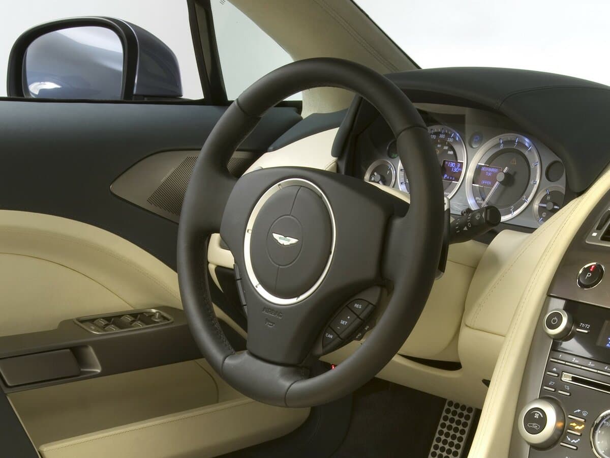 Aston Martin Rapide I — Sükan