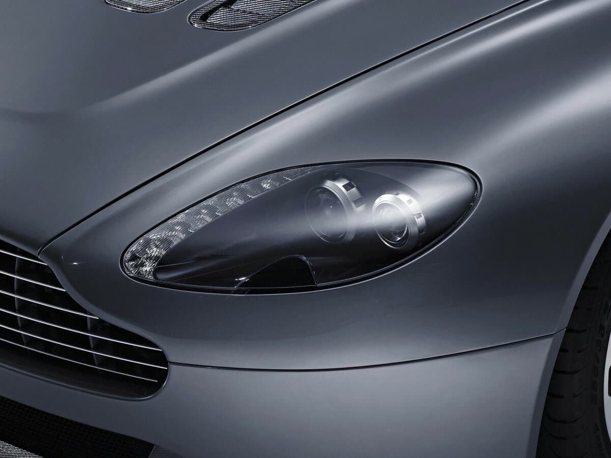 Aston Martin V12 Vantage I — Fara