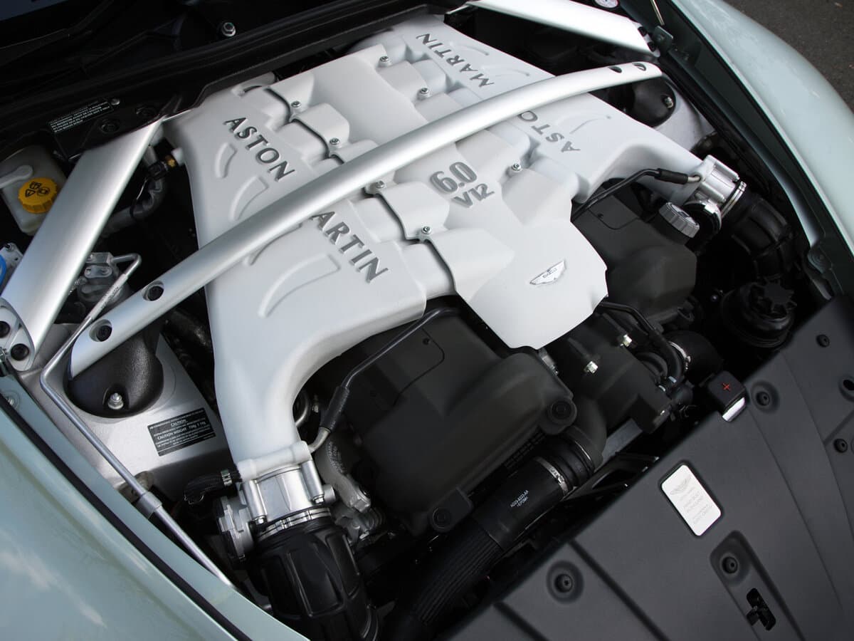 Aston Martin V12 Vantage I — Salon, öndən