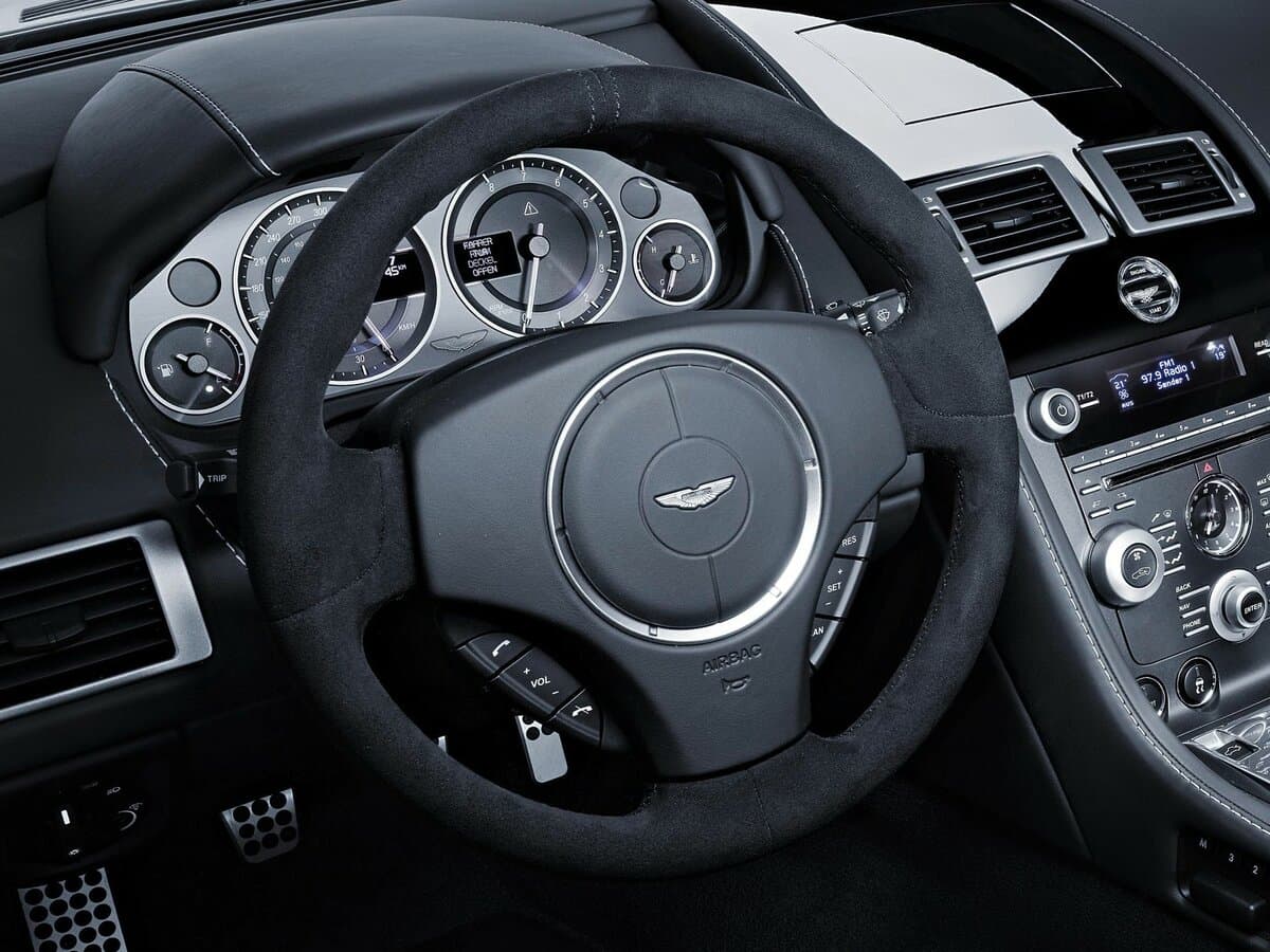 Aston Martin V12 Vantage I — Sükan