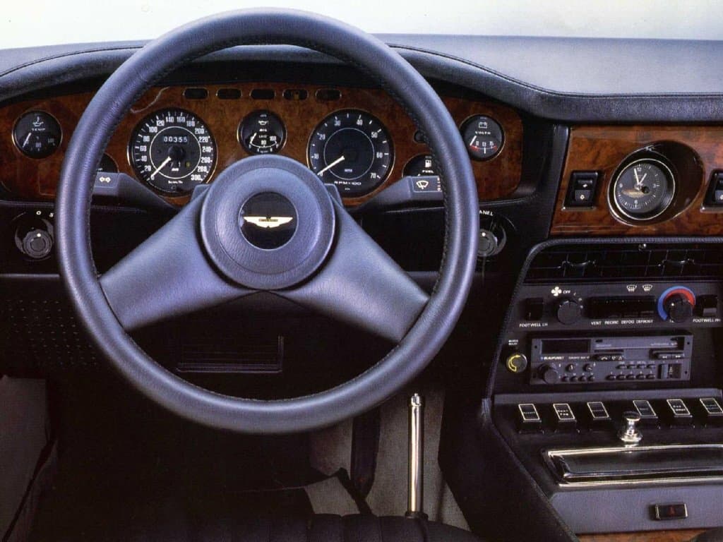 Aston Martin V8 Vantage I — Sükan