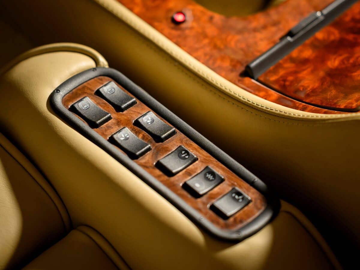 Aston Martin V8 Vantage II — Salon, öndən