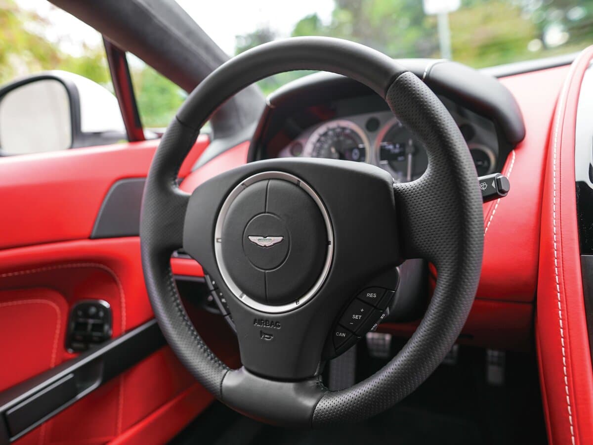 Aston Martin V8 Vantage III Restayling — Sükan