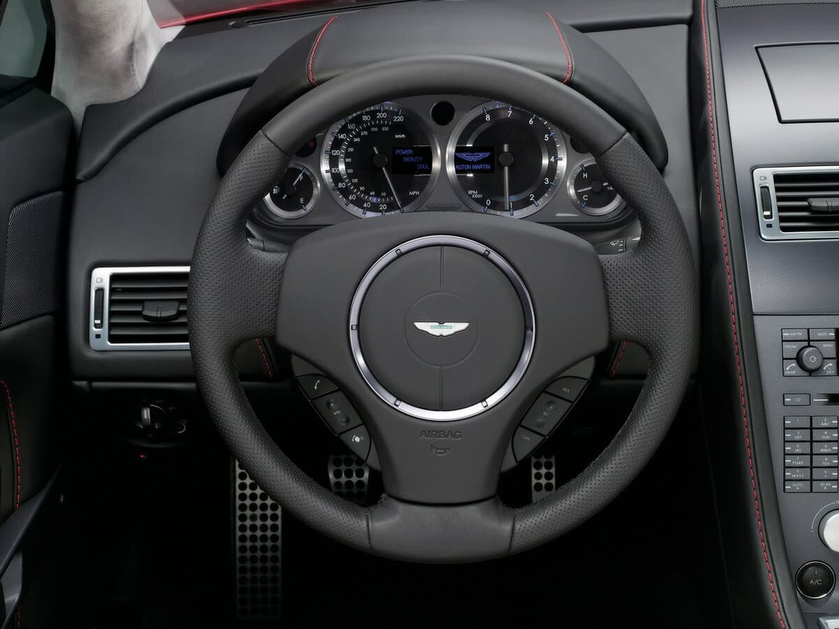 Aston Martin V8 Vantage III Restayling — Sükan