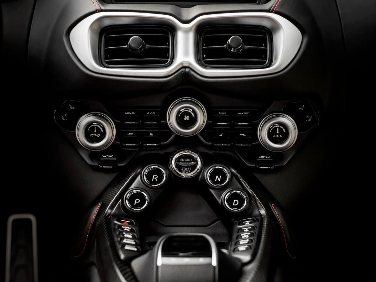 Aston Martin V8 Vantage IV — Salon, arxadan