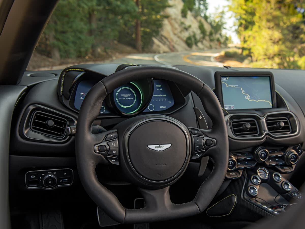 Aston Martin V8 Vantage IV — Sükan