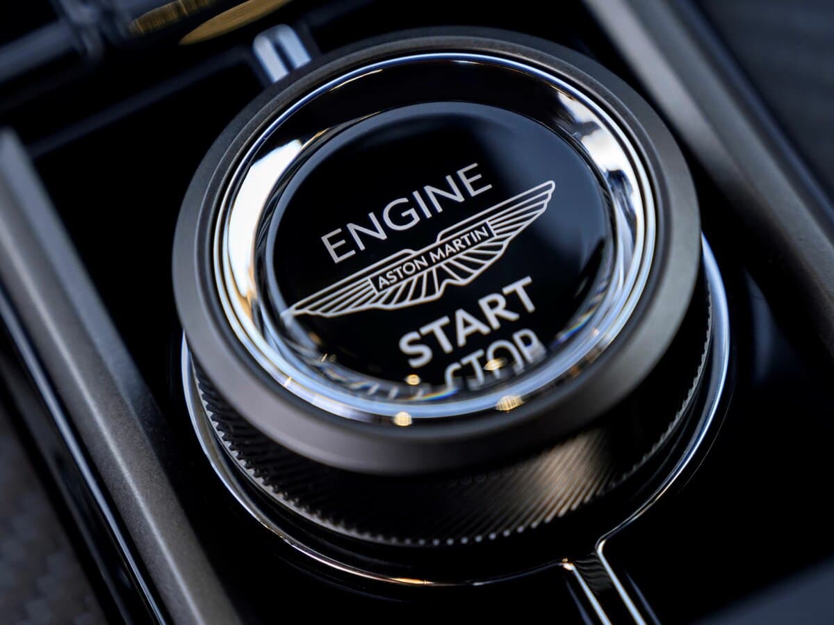 Aston Martin V8 Vantage IV Restayling — Salon, arxadan