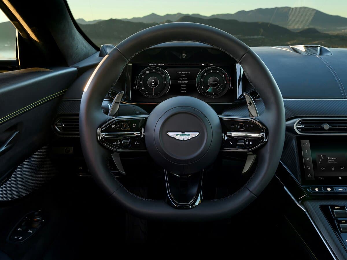 Aston Martin V8 Vantage IV Restayling — Sükan