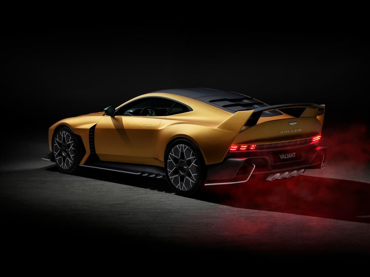 Aston Martin Valiant 2024 – indiyədək — 3/4 arxadan