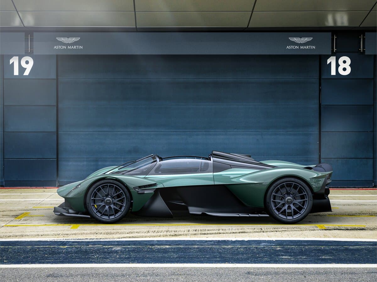 Aston Martin Valkyrie 2021 – 2024 — Yandan