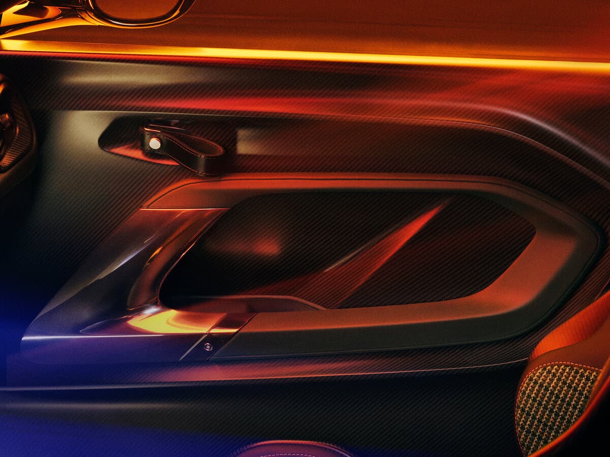 Aston Martin Valour 2023 – 2024 — Qapı