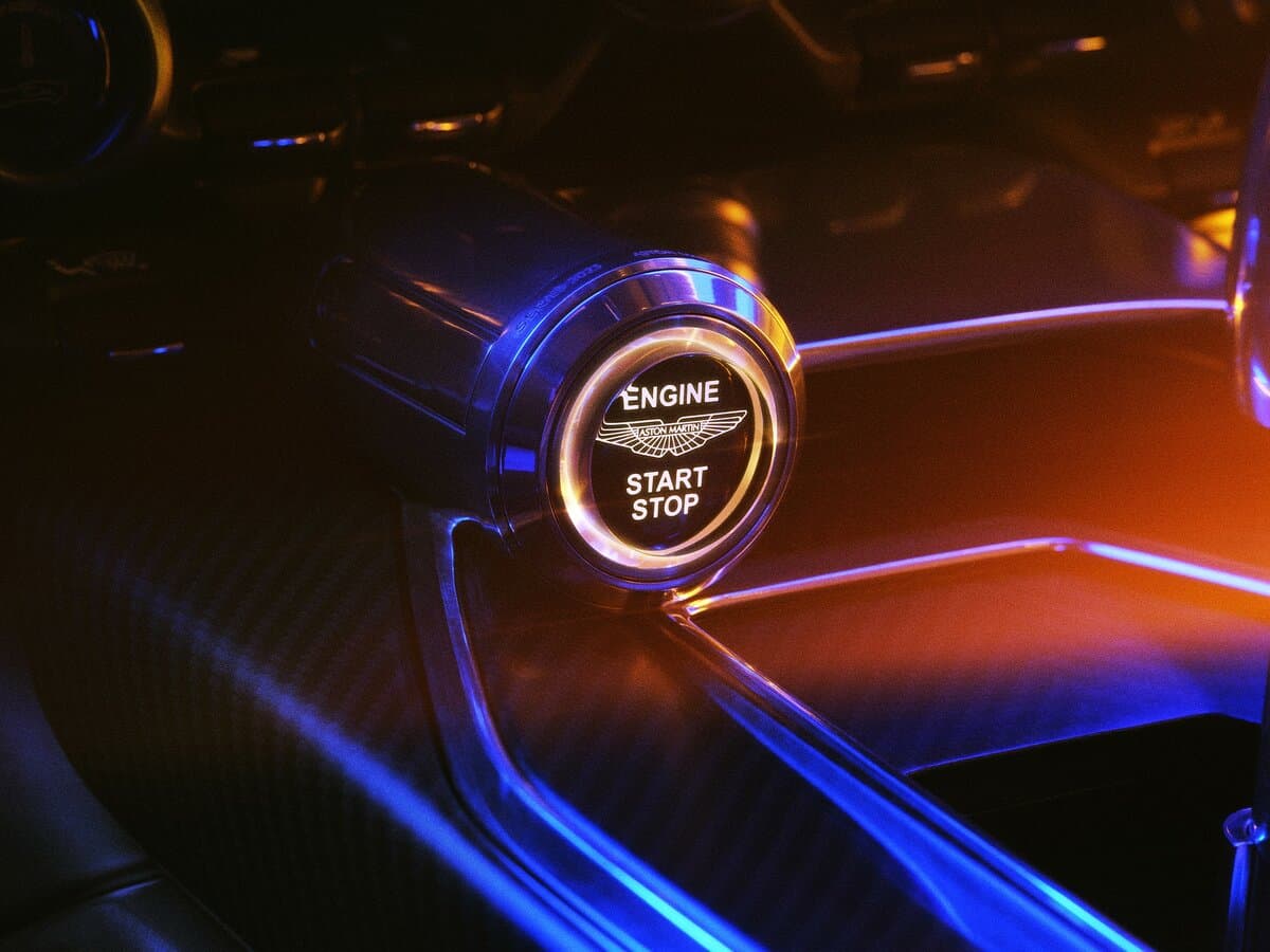 Aston Martin Valour 2023 – 2024 — Salon, öndən
