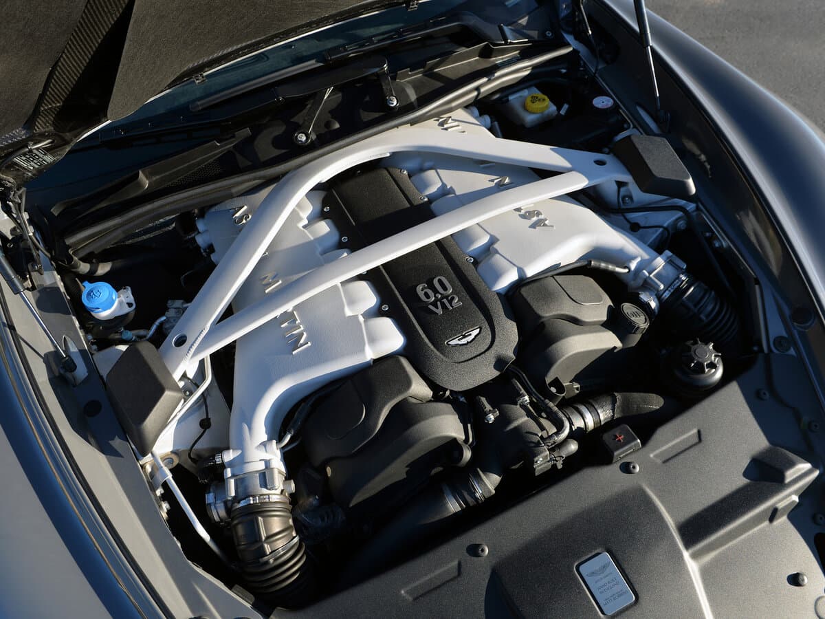 Aston Martin Vanquish II — Salon, öndən