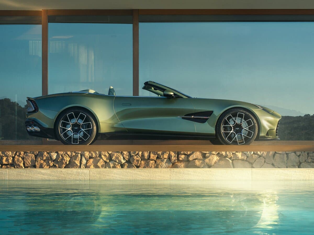 Aston Martin Vanquish III — Yandan