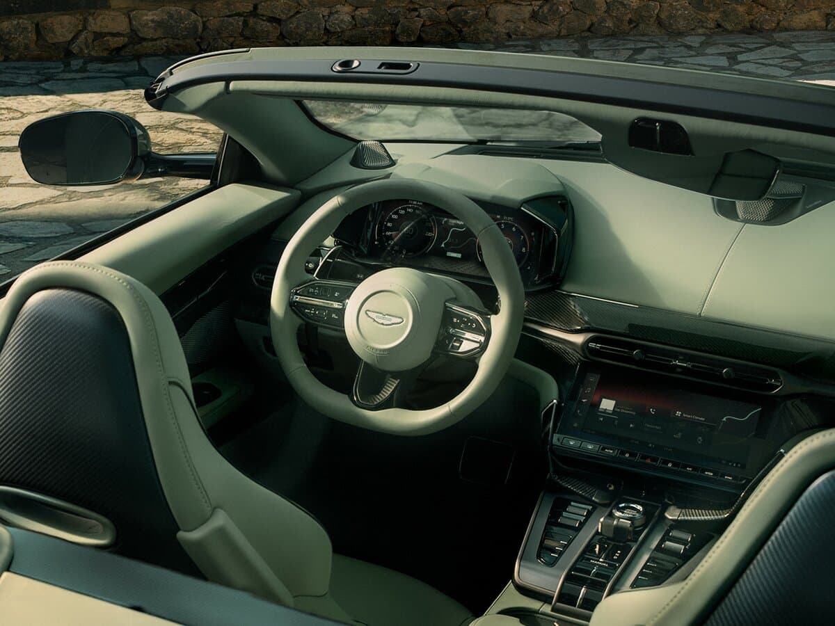 Aston Martin Vanquish III — Sükan
