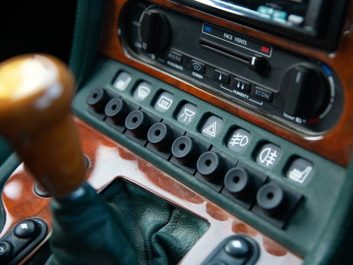 Aston Martin Virage I — Salon, öndən