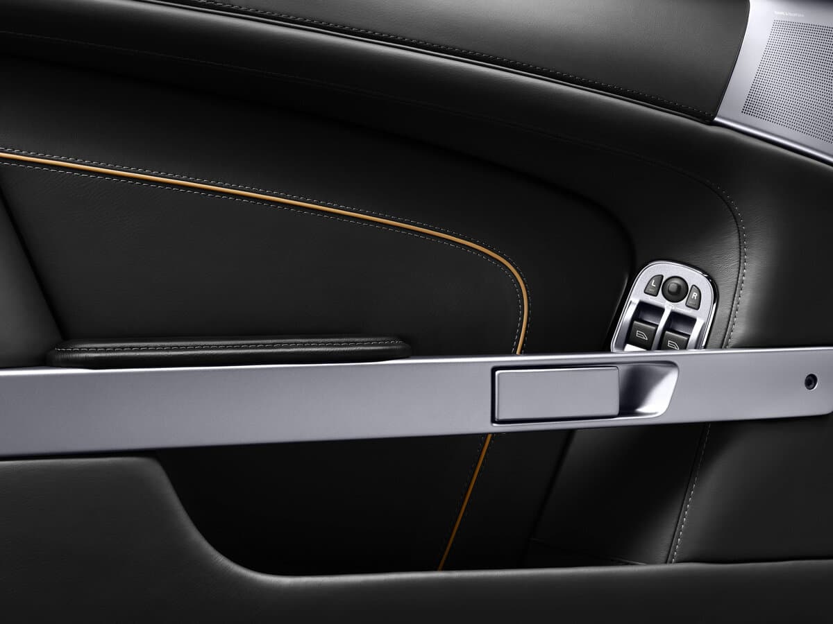 Aston Martin Virage II — Qapı