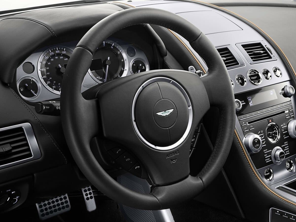 Aston Martin Virage II — Sükan