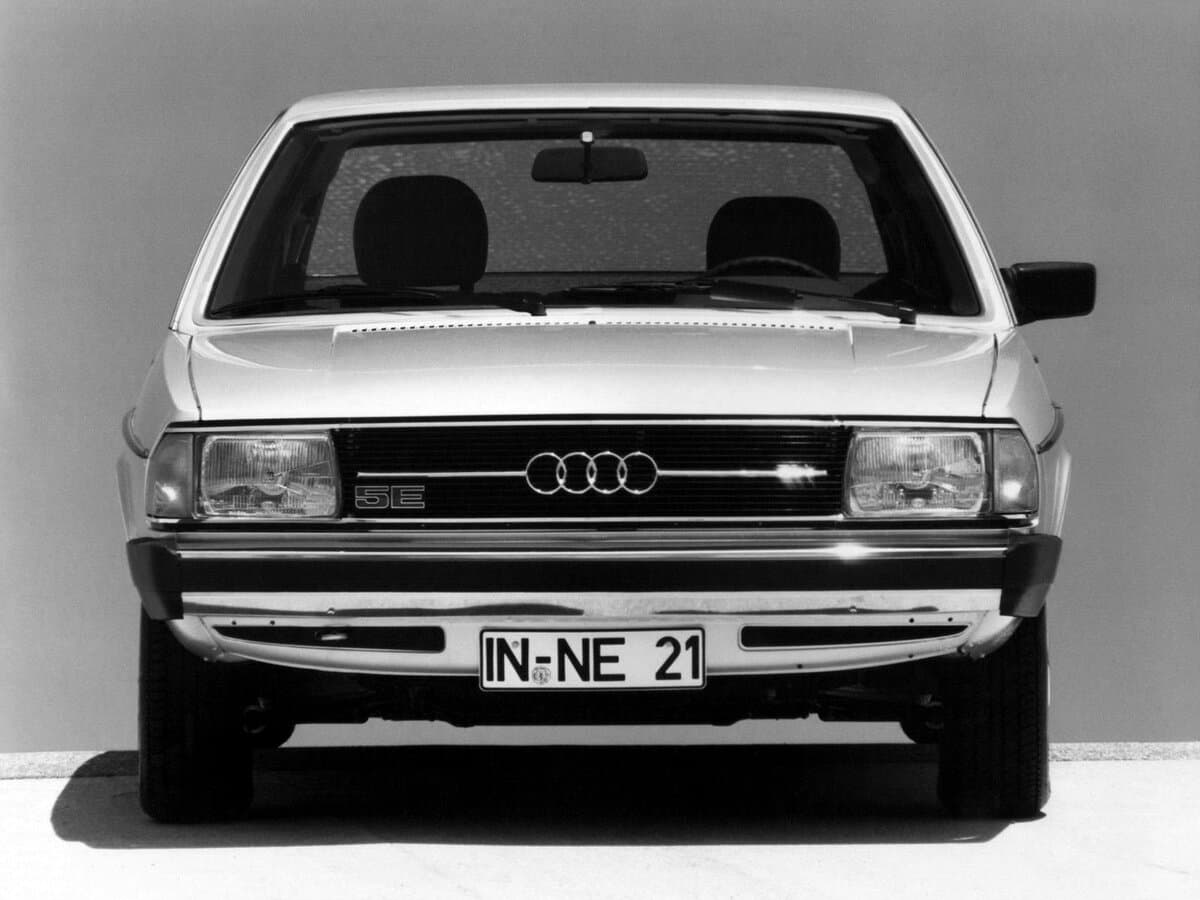 Audi 100 II (C2) — Öndən