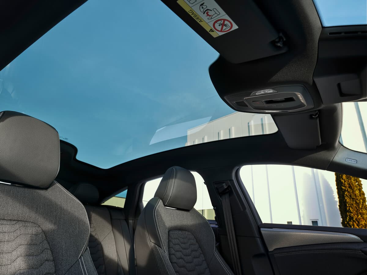 Audi A6 e-tron 2024 – indiyədək — Salon, öndən