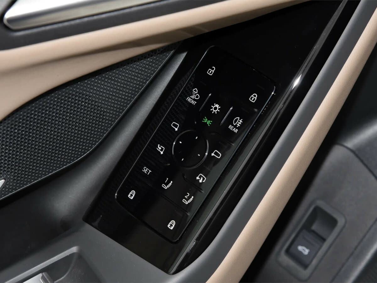 Audi A6 e-tron 2024 – indiyədək — Salon, öndən