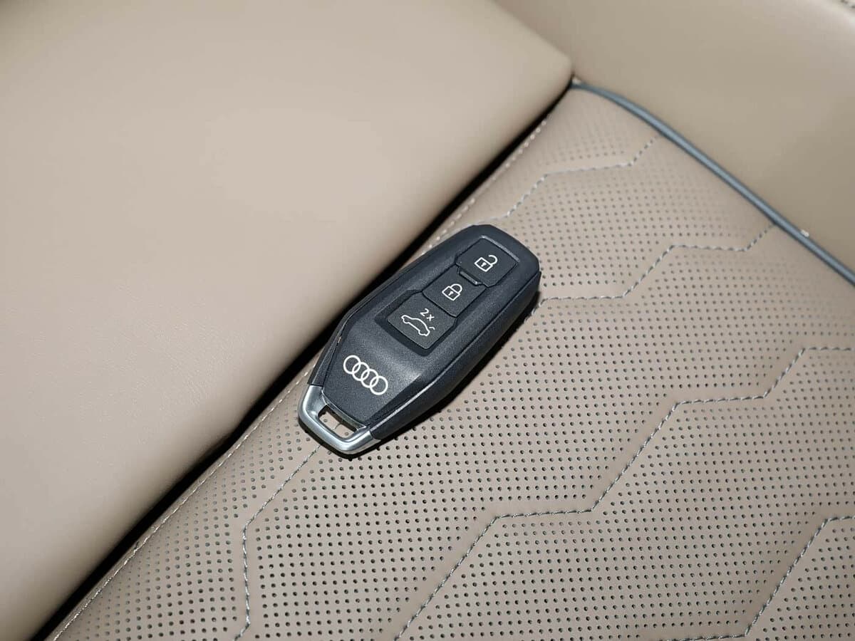 Audi A6 e-tron 2024 – indiyədək — Salon, arxadan