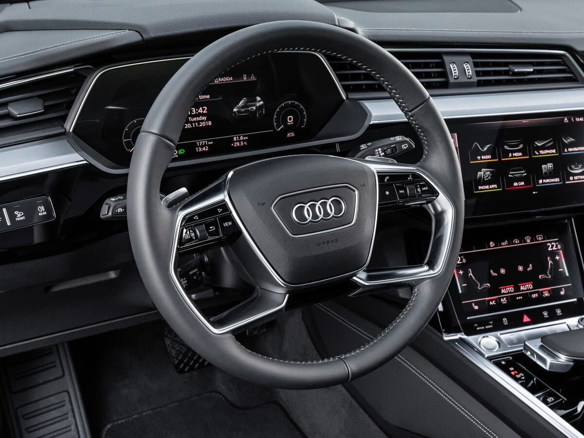 Audi e-tron I — Sükan