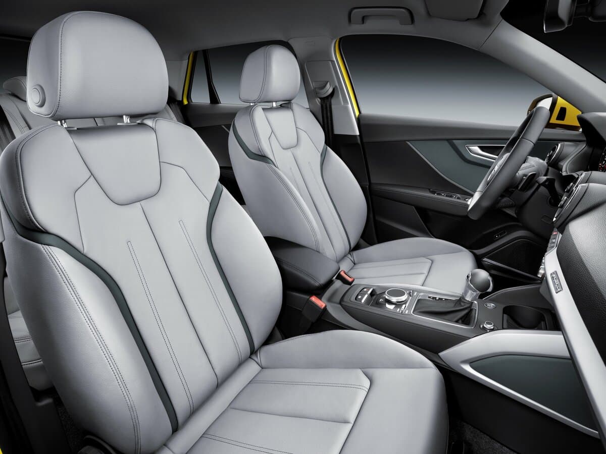 Audi Q2 I — Salon, öndən