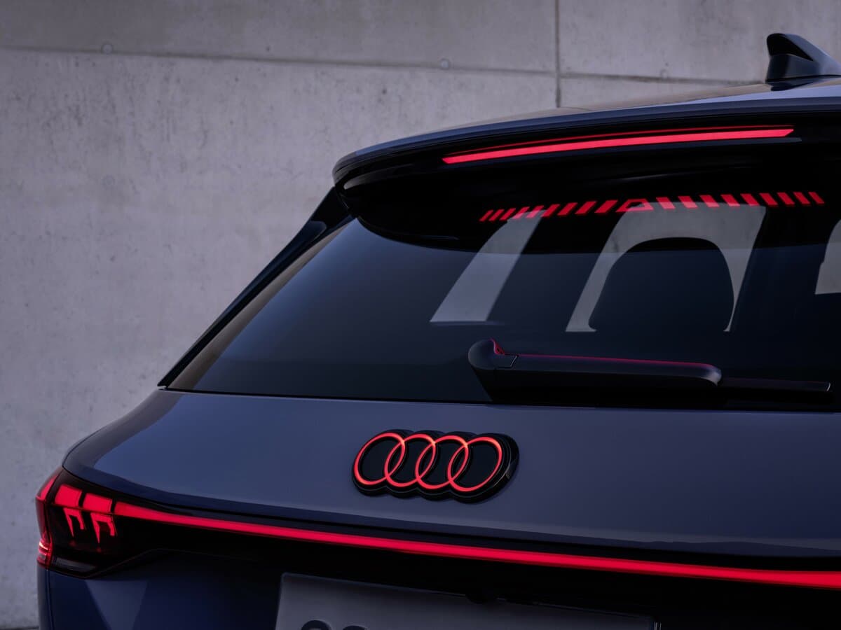 Audi Q6 e-tron 2024 – indiyədək — Salon, arxadan