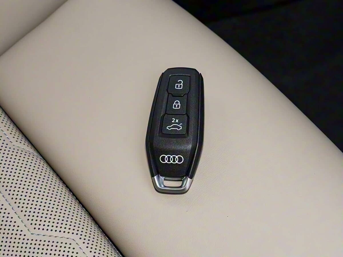 Audi Q6 Sportback e-tron 2024 – indiyədək — Salon, arxadan