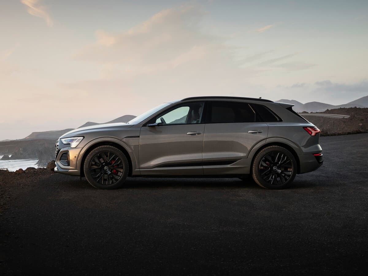 Audi Q8 e-tron 2022 – 2025 — Yandan