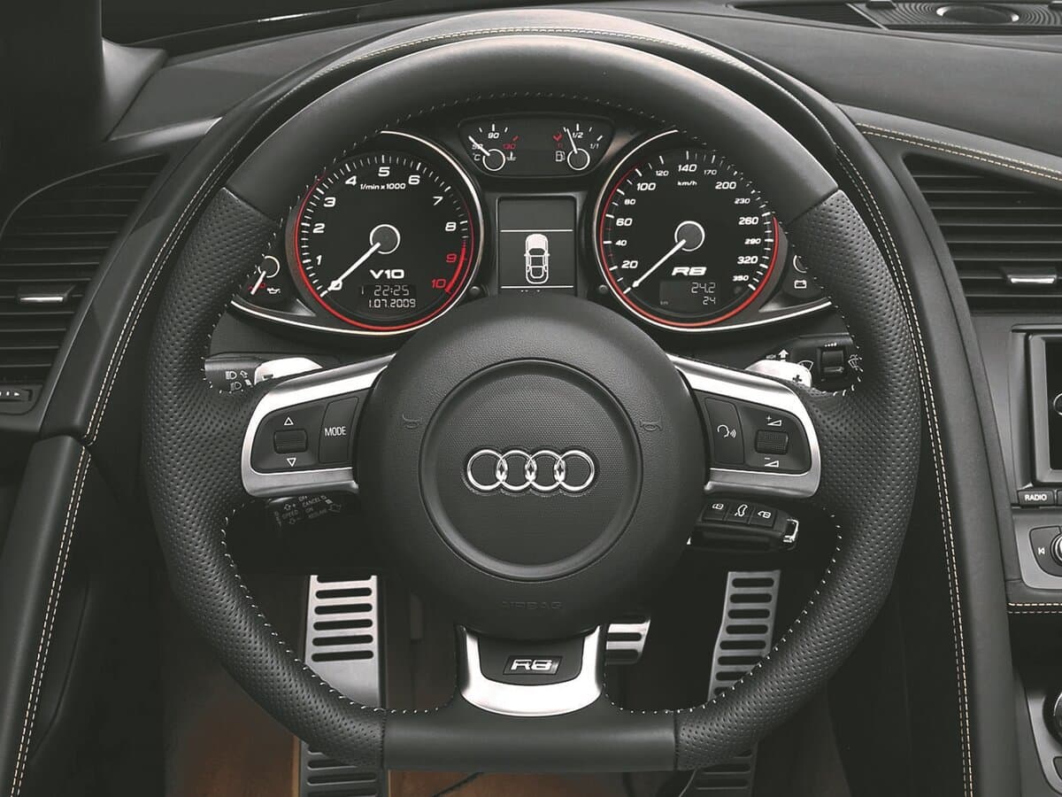 Audi R8 I (Typ 42) — Sükan