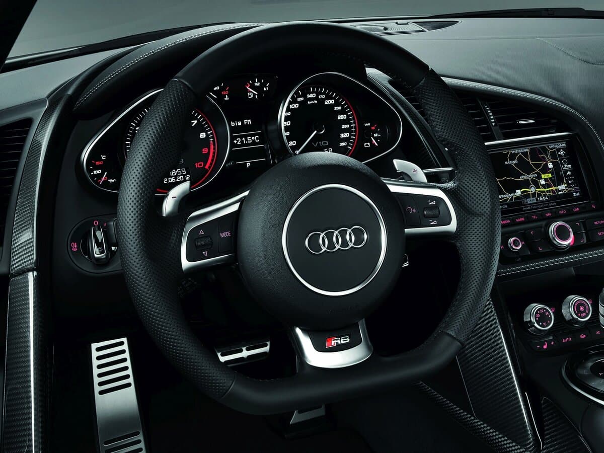 Audi R8 I (Typ 42) Restayling — Sükan