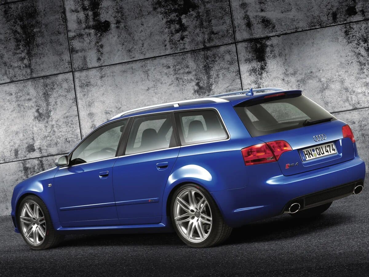 Audi RS 4 II (B7) — Yandan