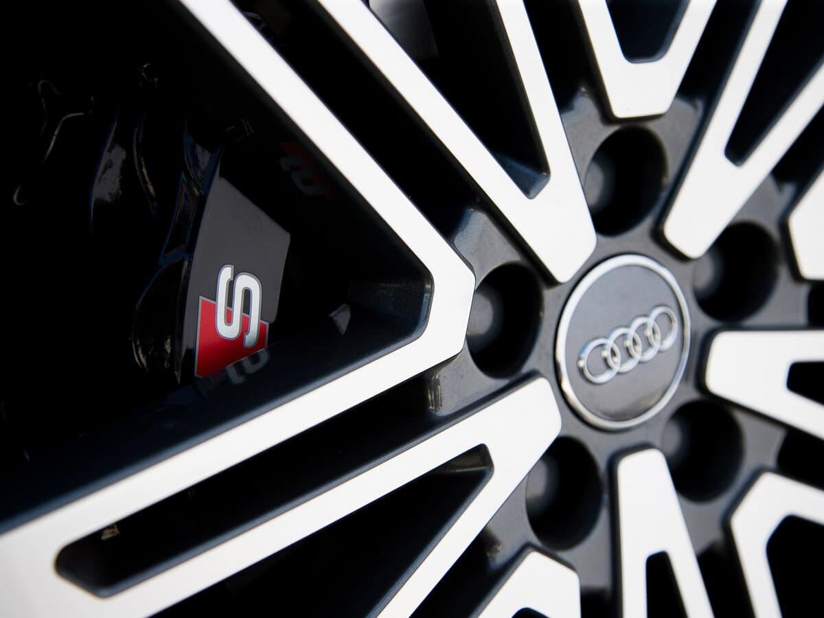 Audi SQ5 II (FY) — Salon, arxadan