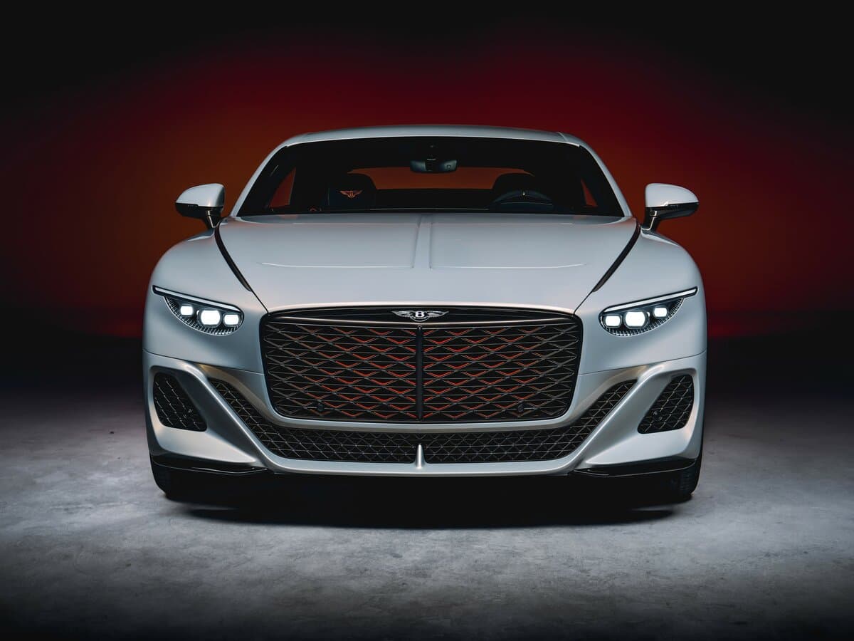 Bentley Mulliner Batur 2022 – 2025 — Öndən