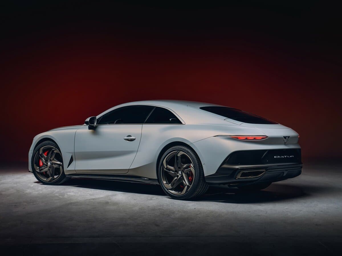 Bentley Mulliner Batur 2022 – 2025 — 3/4 arxadan