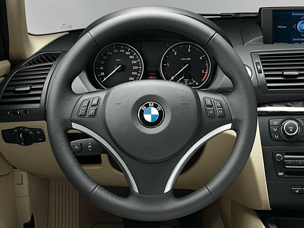 BMW 1 seriyası I (E81/E82/E87/E88) Restayling — Sükan