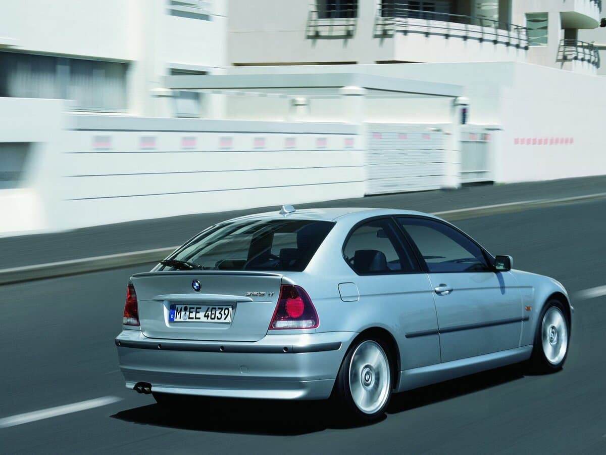 BMW 3 seriyası IV (E46) Restayling — 3/4 arxadan