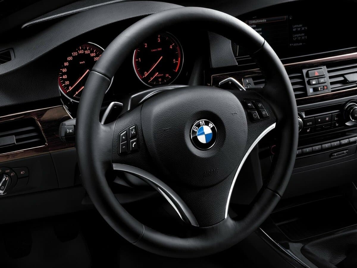 BMW 3 seriyası V (E90/E91/E92/E93) Restayling — Sükan