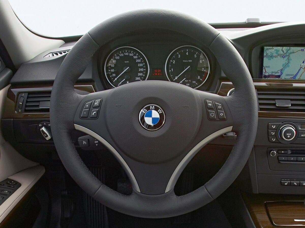 BMW 3 seriyası V (E90/E91/E92/E93) Restayling — Sükan