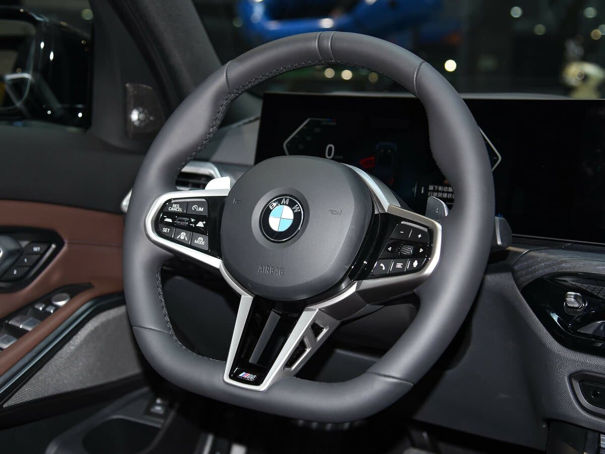 BMW 3 seriyası VII (G20/G21) Restayling 2 — Sükan