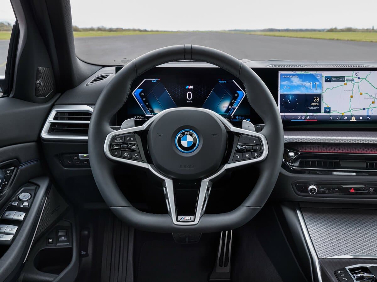 BMW 3 seriyası VII (G20/G21) Restayling 2 — Sükan