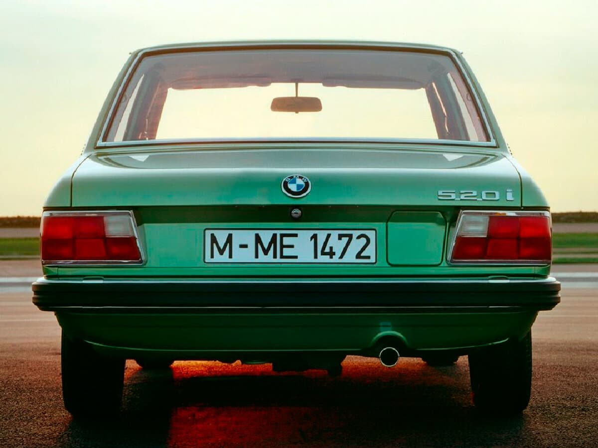 BMW 5 seriyası I (E12) — Arxadan