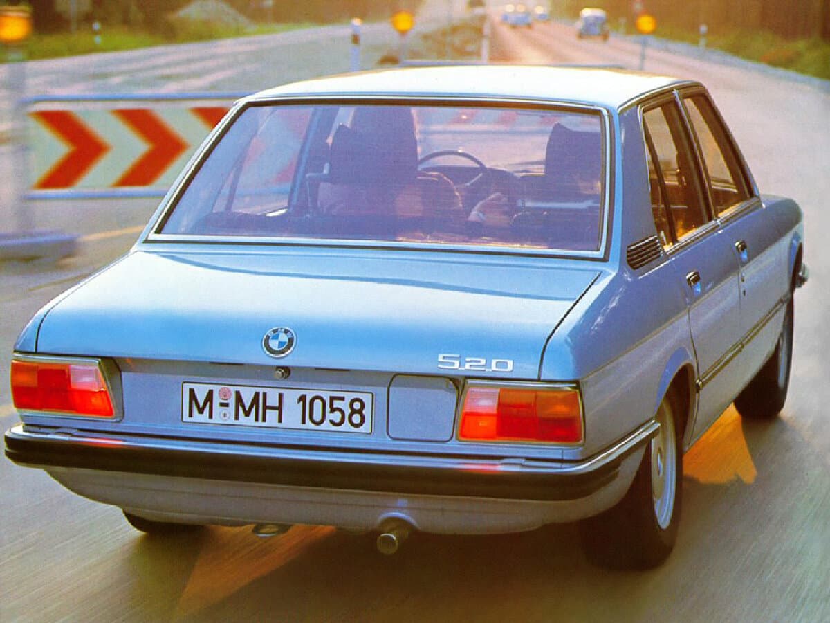BMW 5 seriyası I (E12) — 3/4 arxadan