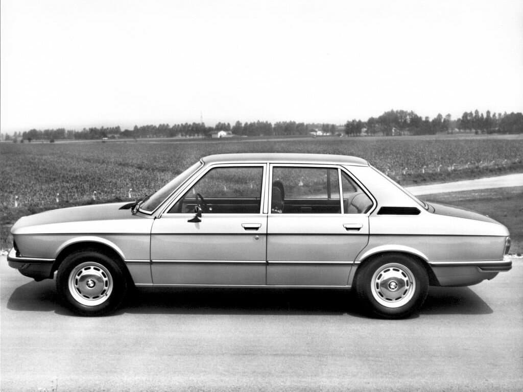BMW 5 seriyası I (E12) Restayling — Yandan