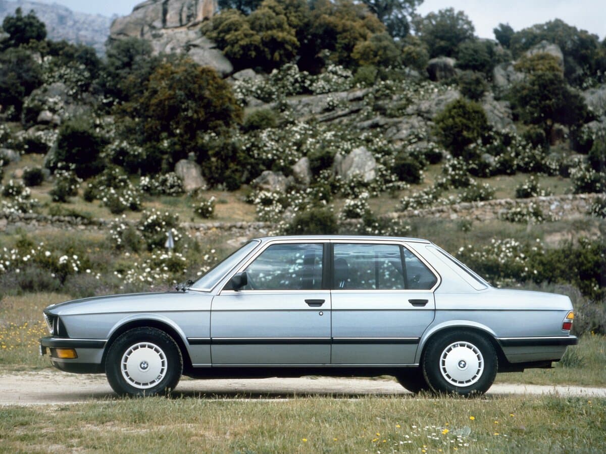 BMW 5 seriyası II (E28) — Yandan
