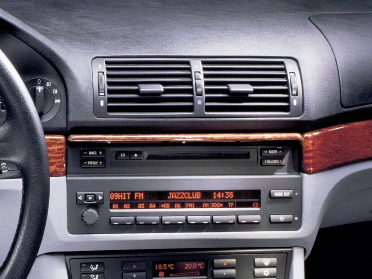 BMW 5 seriyası IV (E39) — Salon, öndən