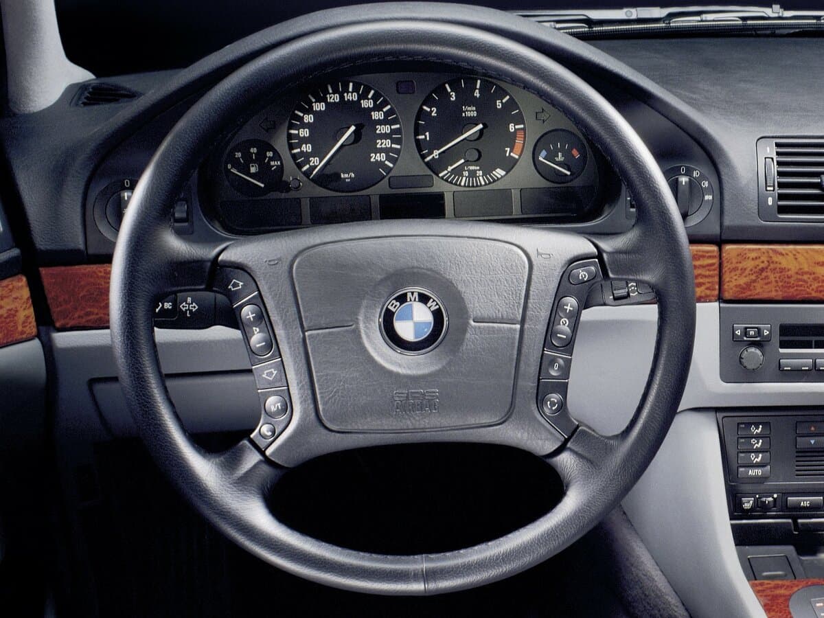 BMW 5 seriyası IV (E39) — Sükan